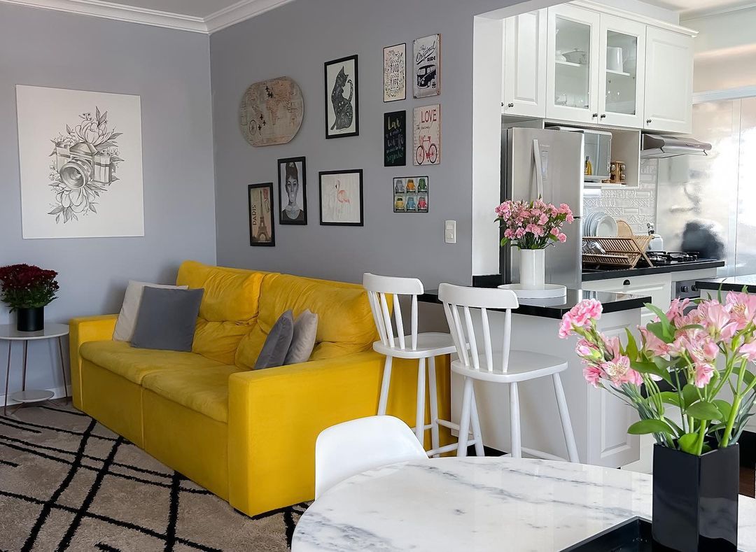sofá amarillo con paredes gris claro