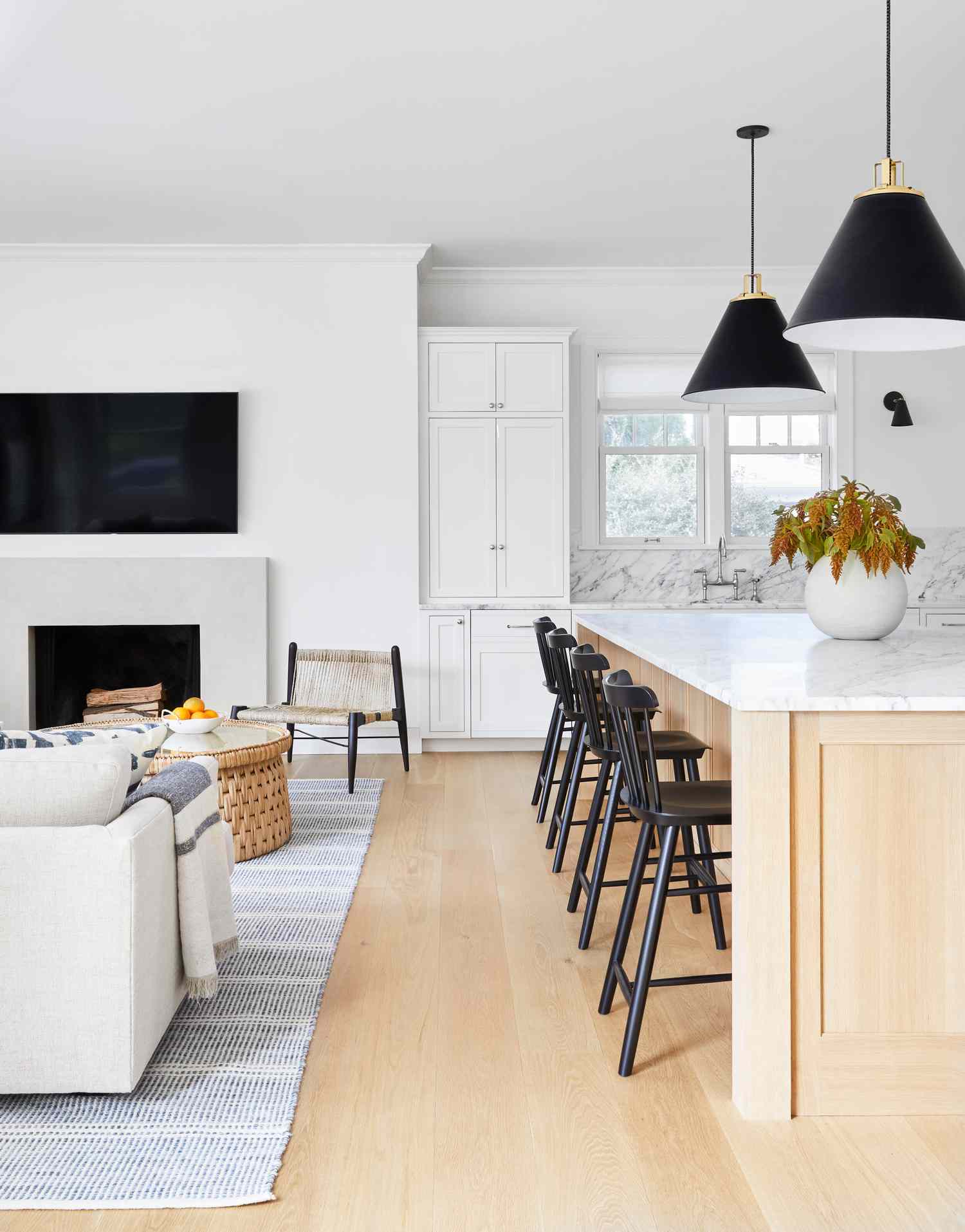 cocina moderna con chimenea