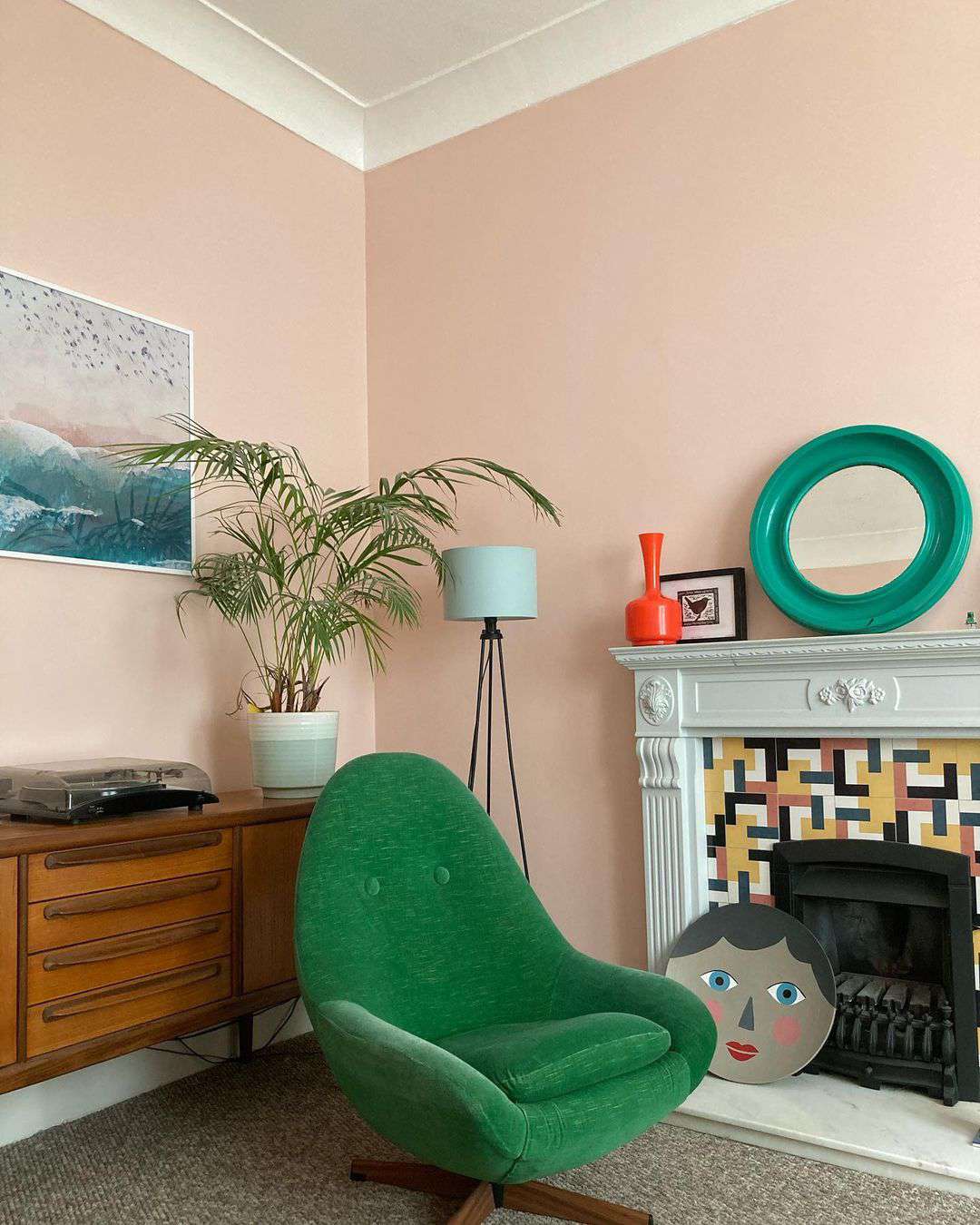 Paredes rosas con muebles retro
