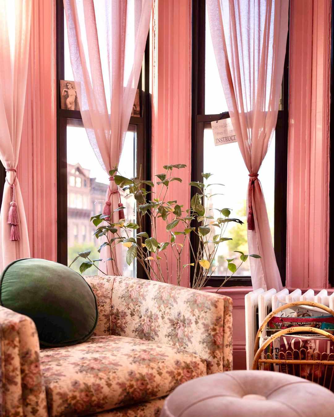 Paredes rosas y cortinas rosas