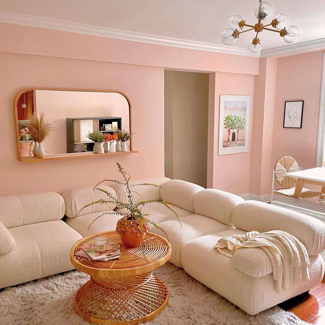 Habitación rosa sofá blanco 