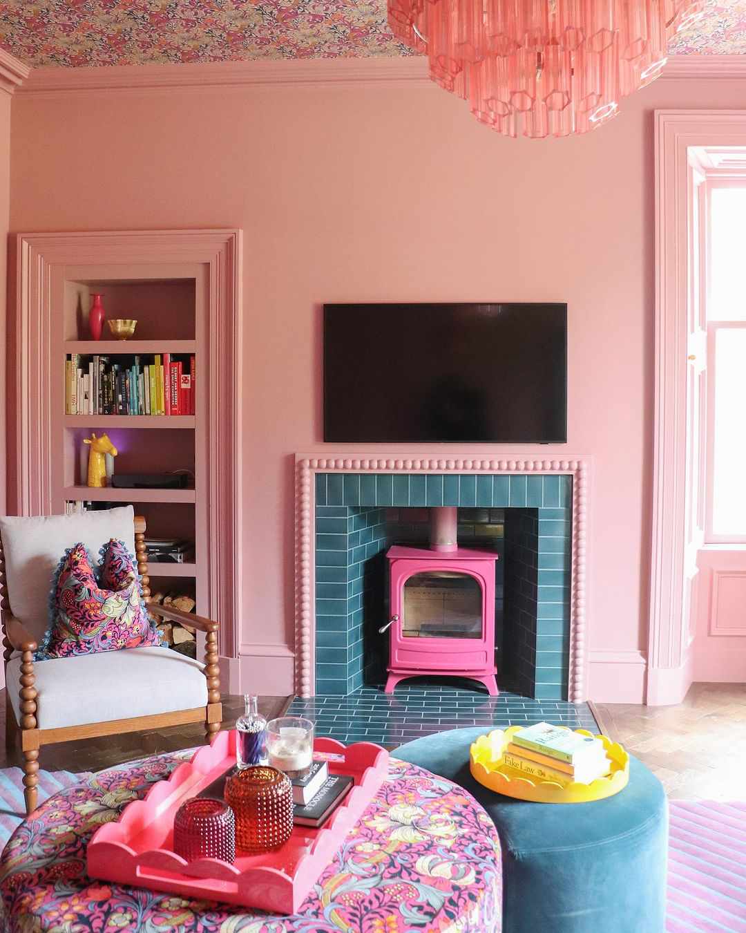Salón rosa con papel pintado en el techo 