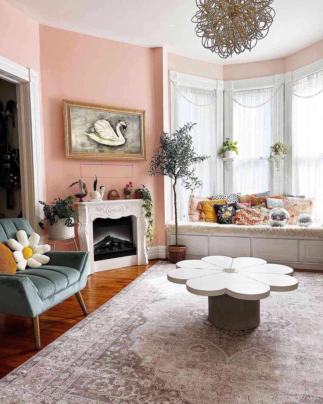 paredes rosas con pintura de cisnes 