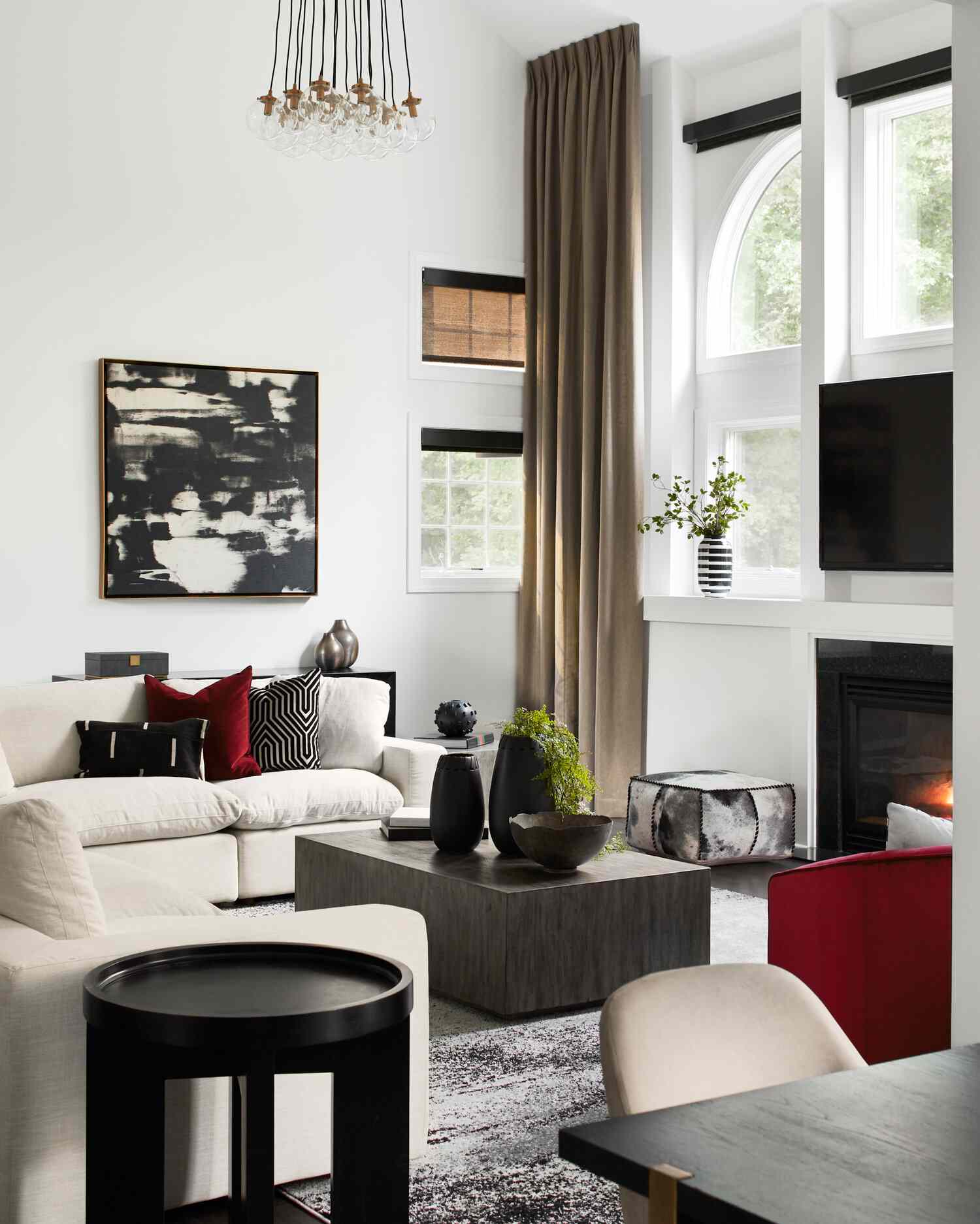 salon en blanco y negro con acentos rojos