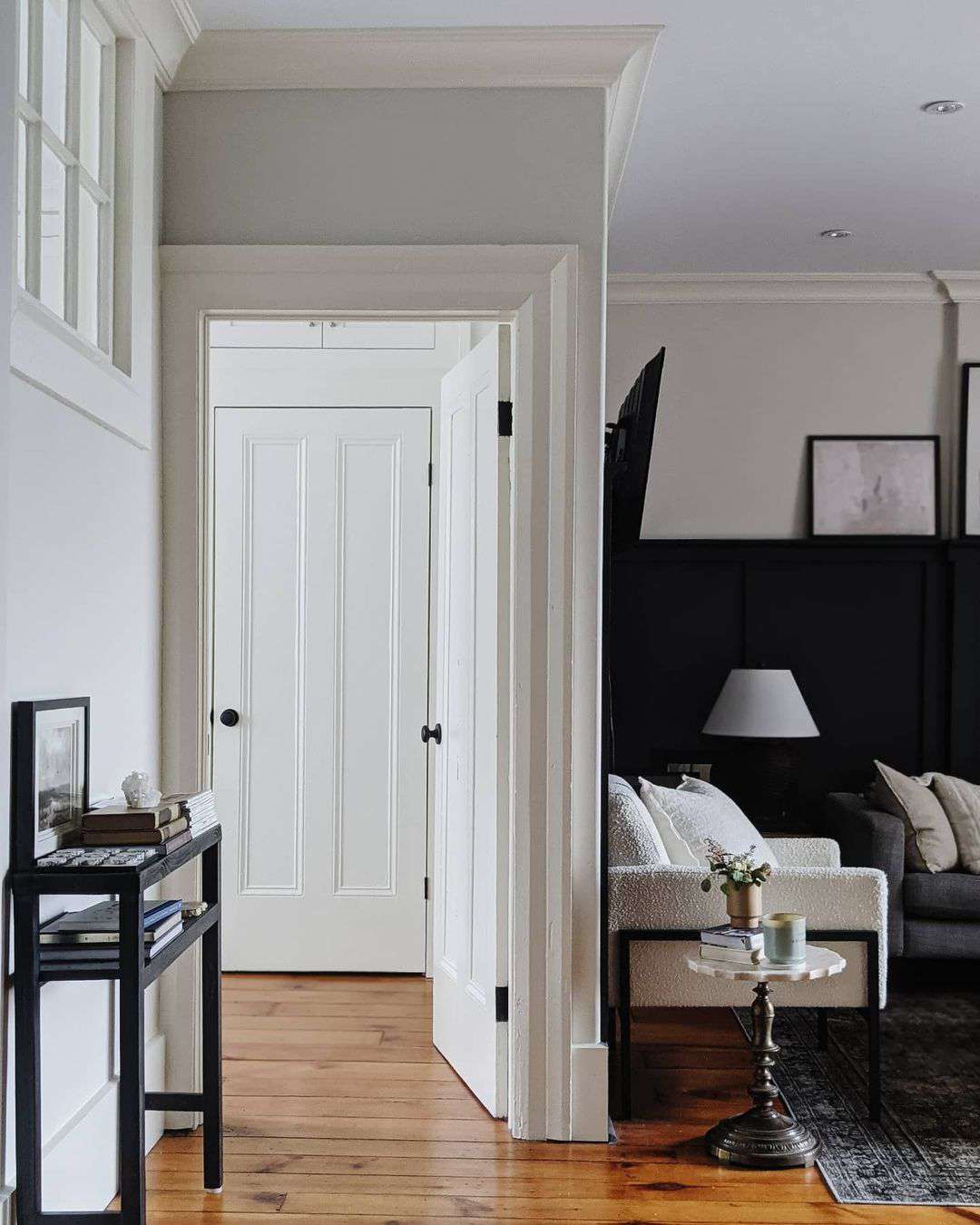 revestimiento de madera en blanco y negro para el salón