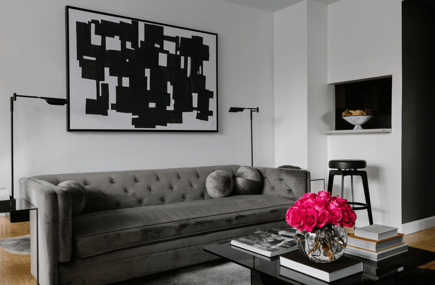 salón en blanco y negro con acentos grises