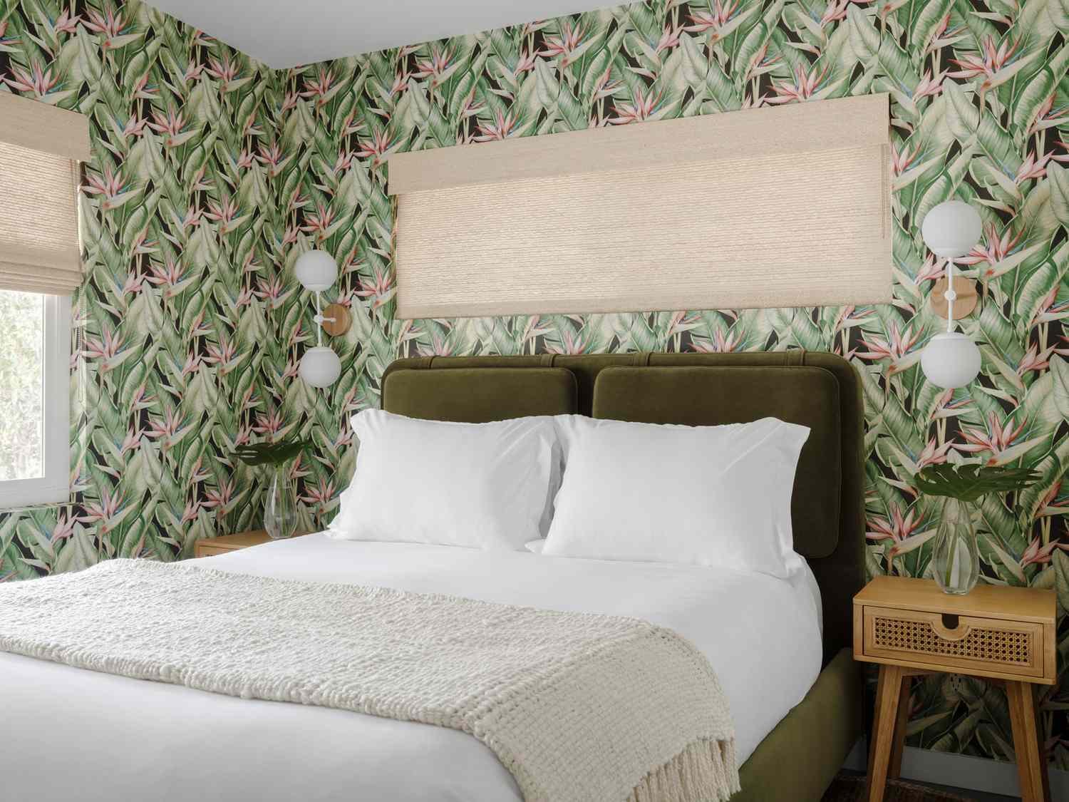 papel pintado con motivos verde oscuro en un dormitorio