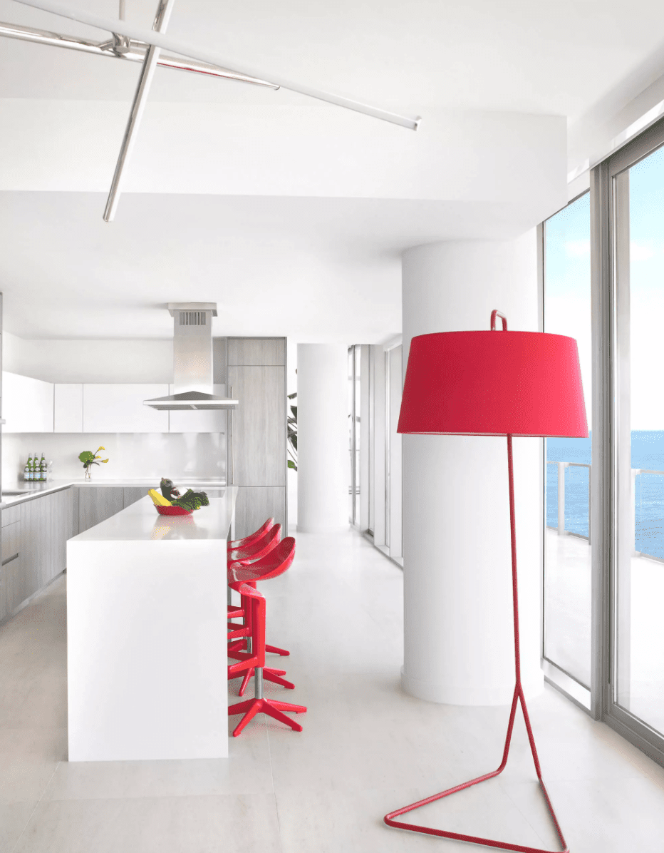 cocina moderna blanca y roja