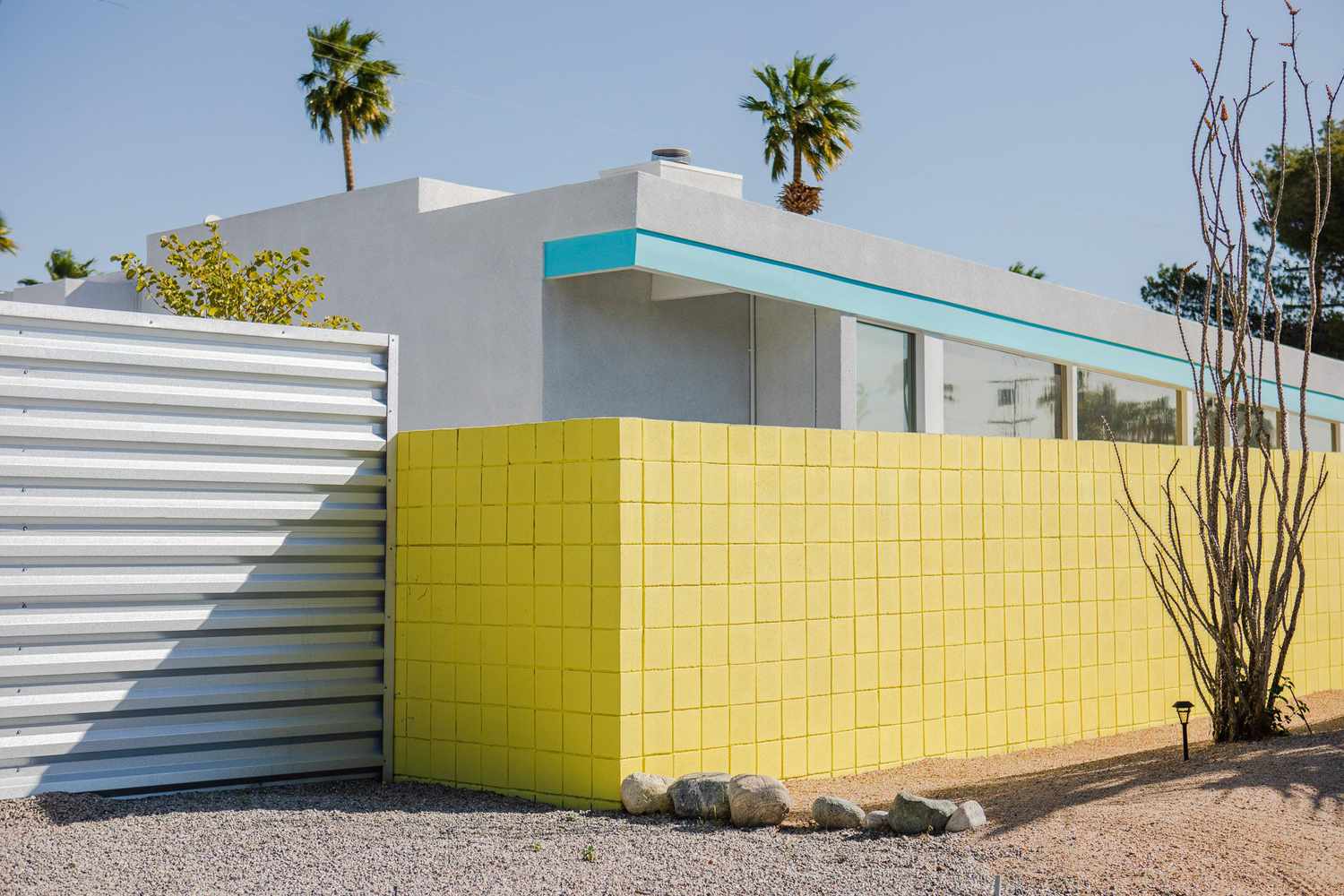Bloques de hormigón amarillos creando una zona cerrada de una casa moderna