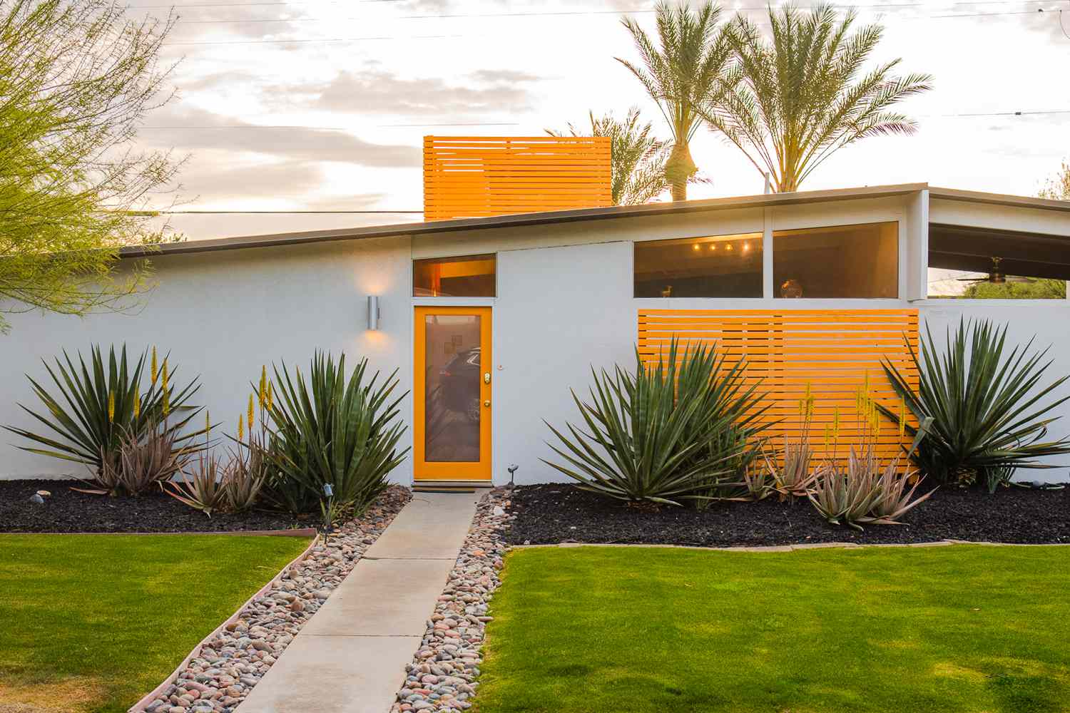 Casa moderna con líneas elegantes de puertas y separadores pintados de naranja