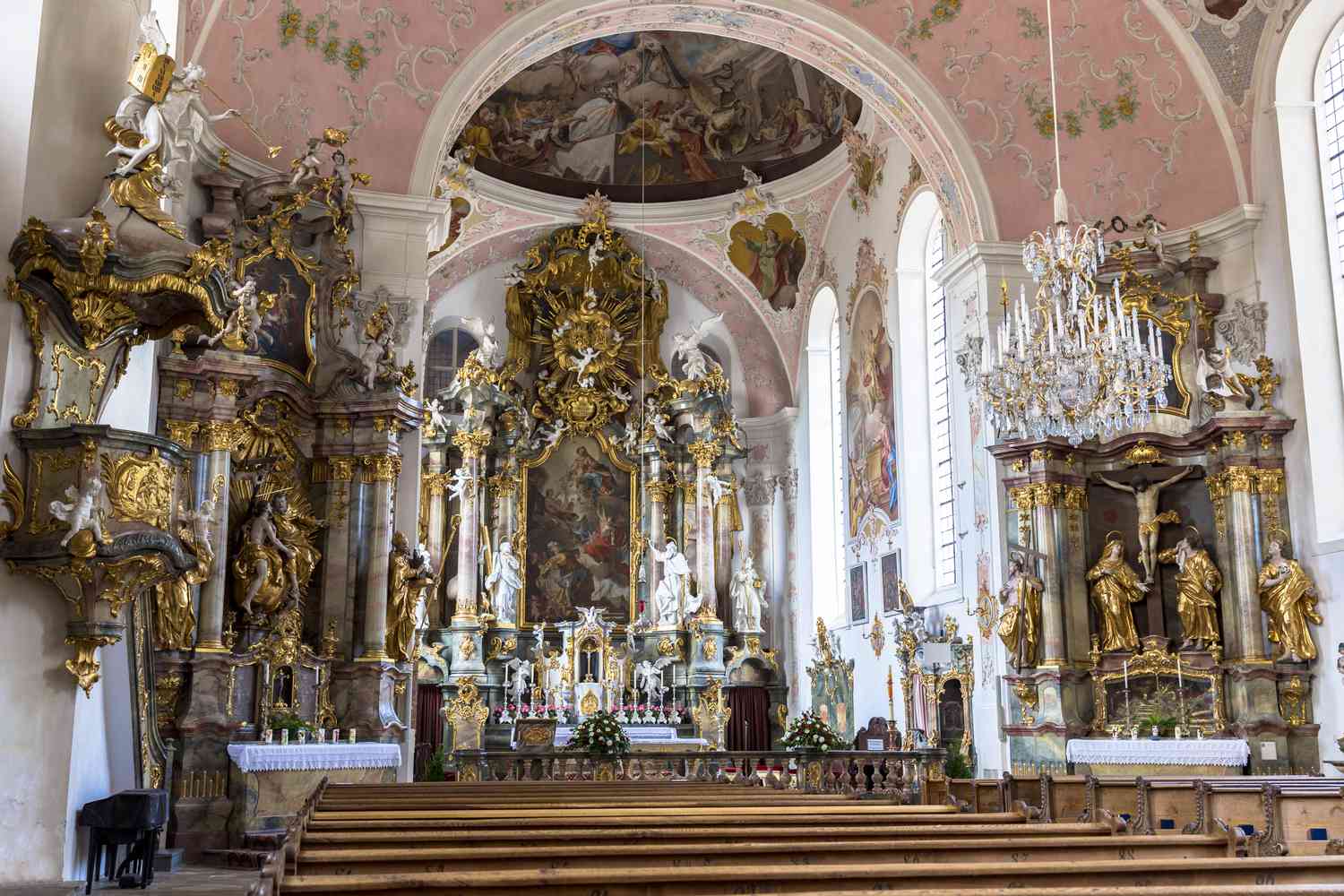 Iglesia barroca en Oberammergau, Baviera, Alemania