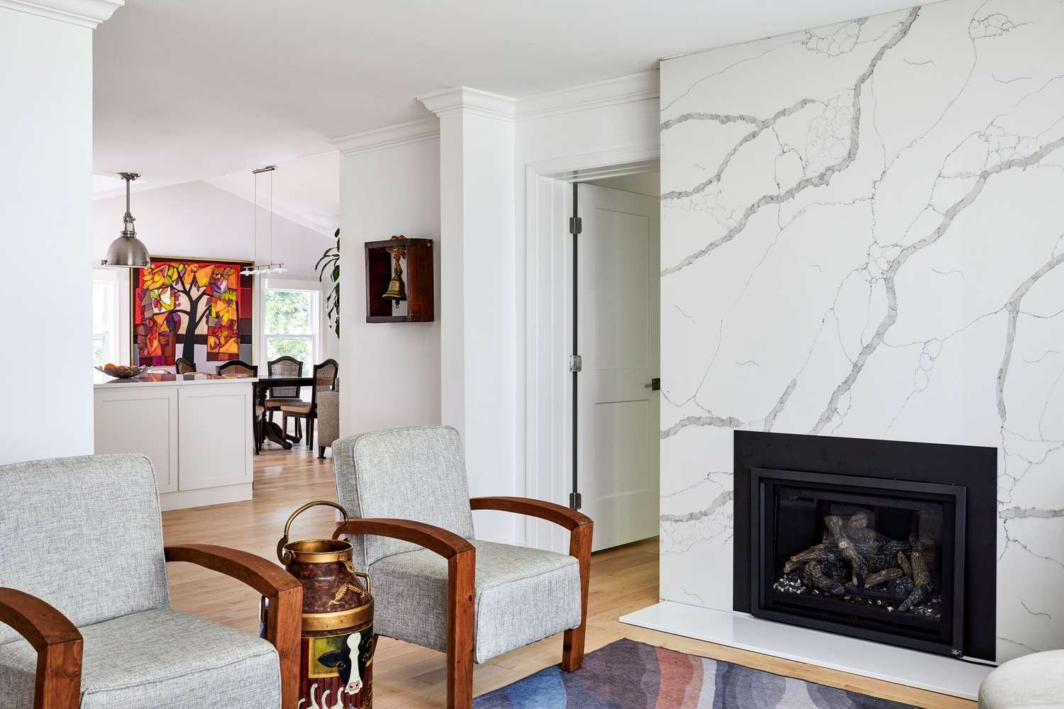 salón con chimenea de mármol