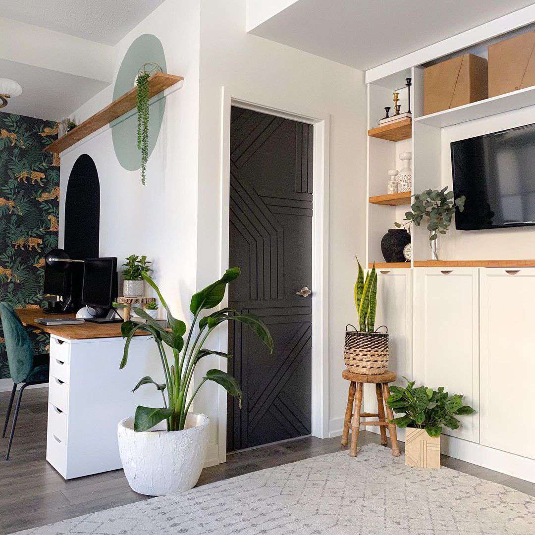 puerta negra con diseños