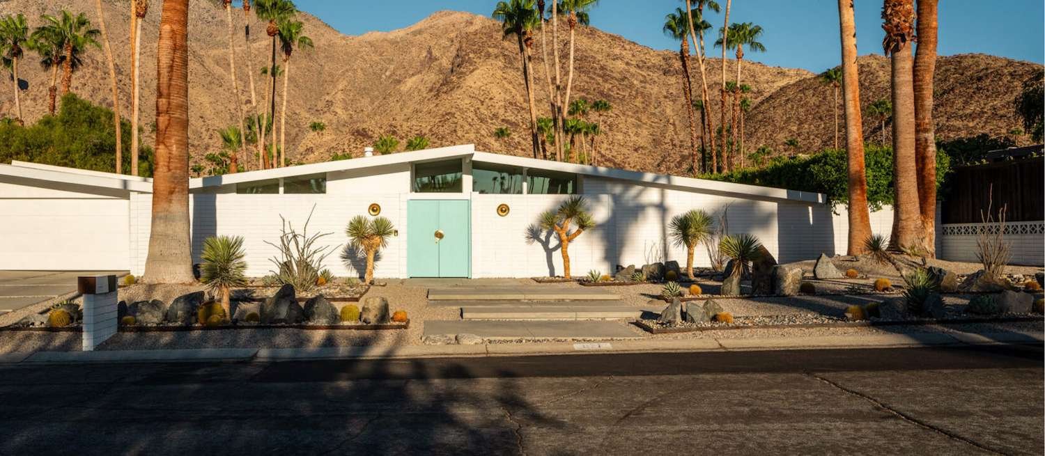 casa moderna de mediados de siglo de ladrillo pintado de blanco