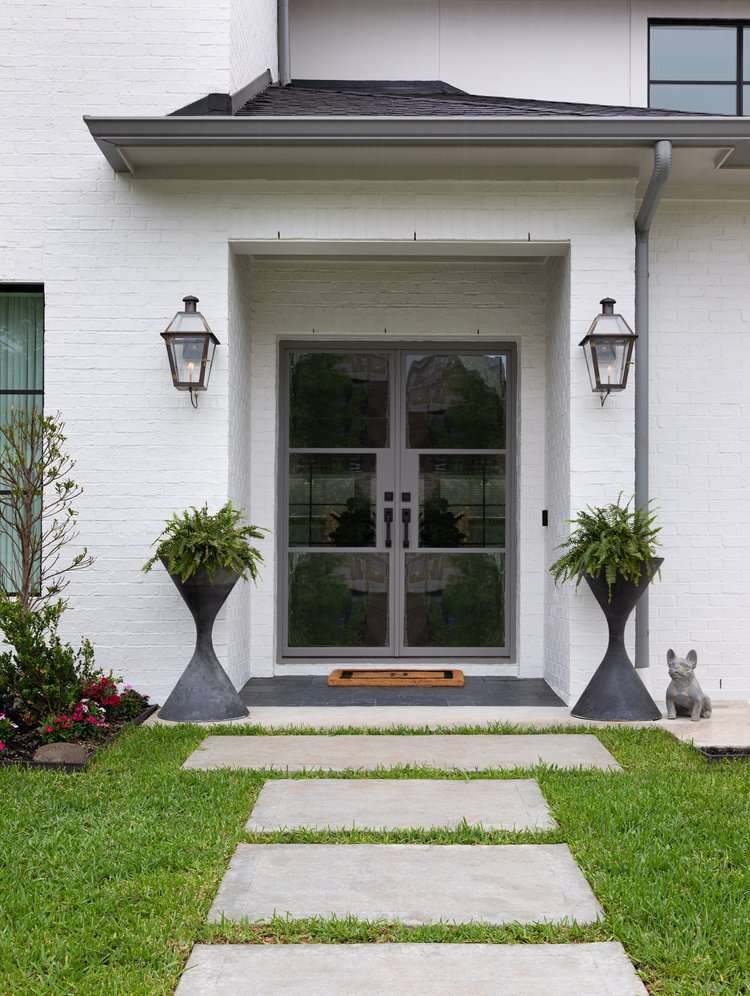 casa contemporánea de ladrillo pintado de blanco