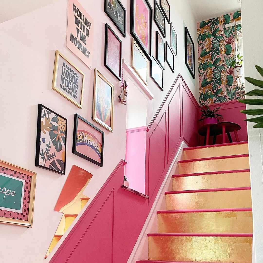 pared de galeria rosa en el hueco de la escalera