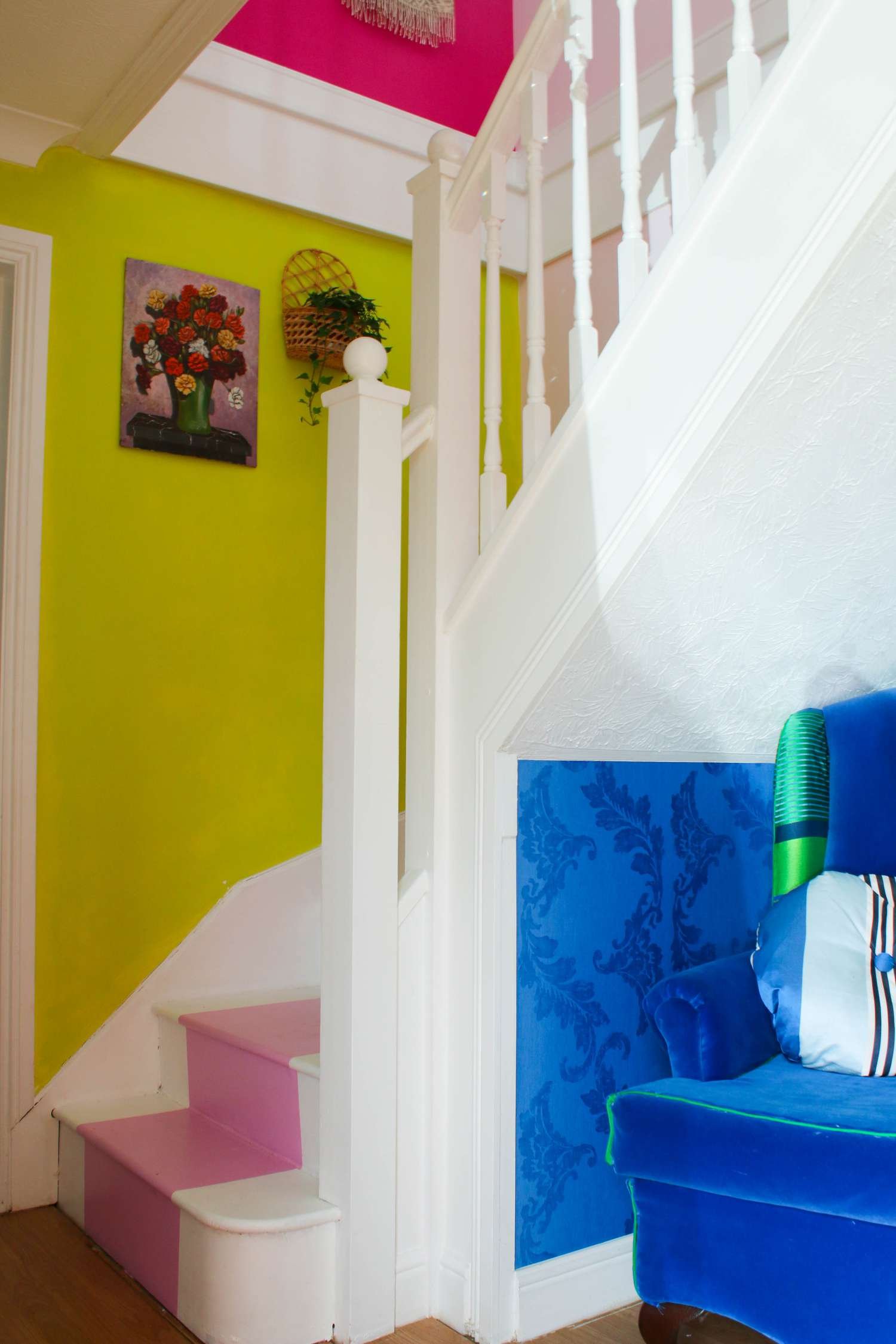escalera pintada de colores
