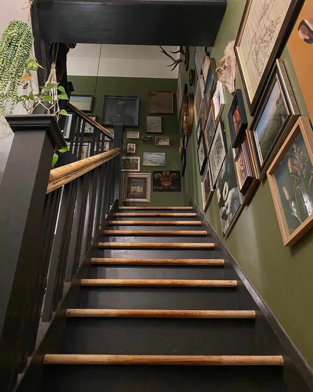 paredes verdes y pared de galeria en el hueco de la escalera