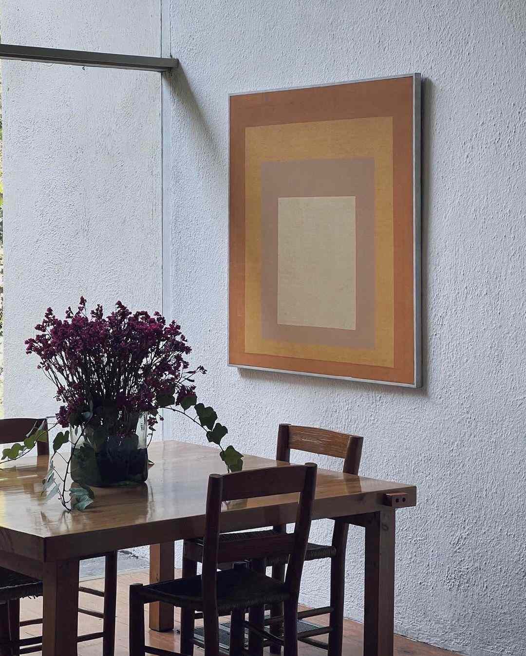 Centro de mesa para el comedor con flores del jardín