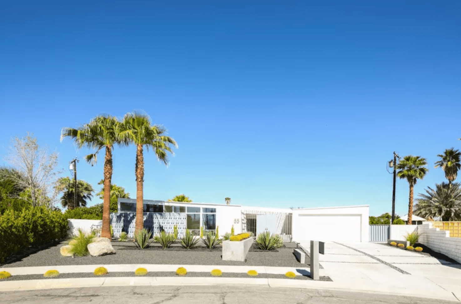 casa blanca con tejado cambiante