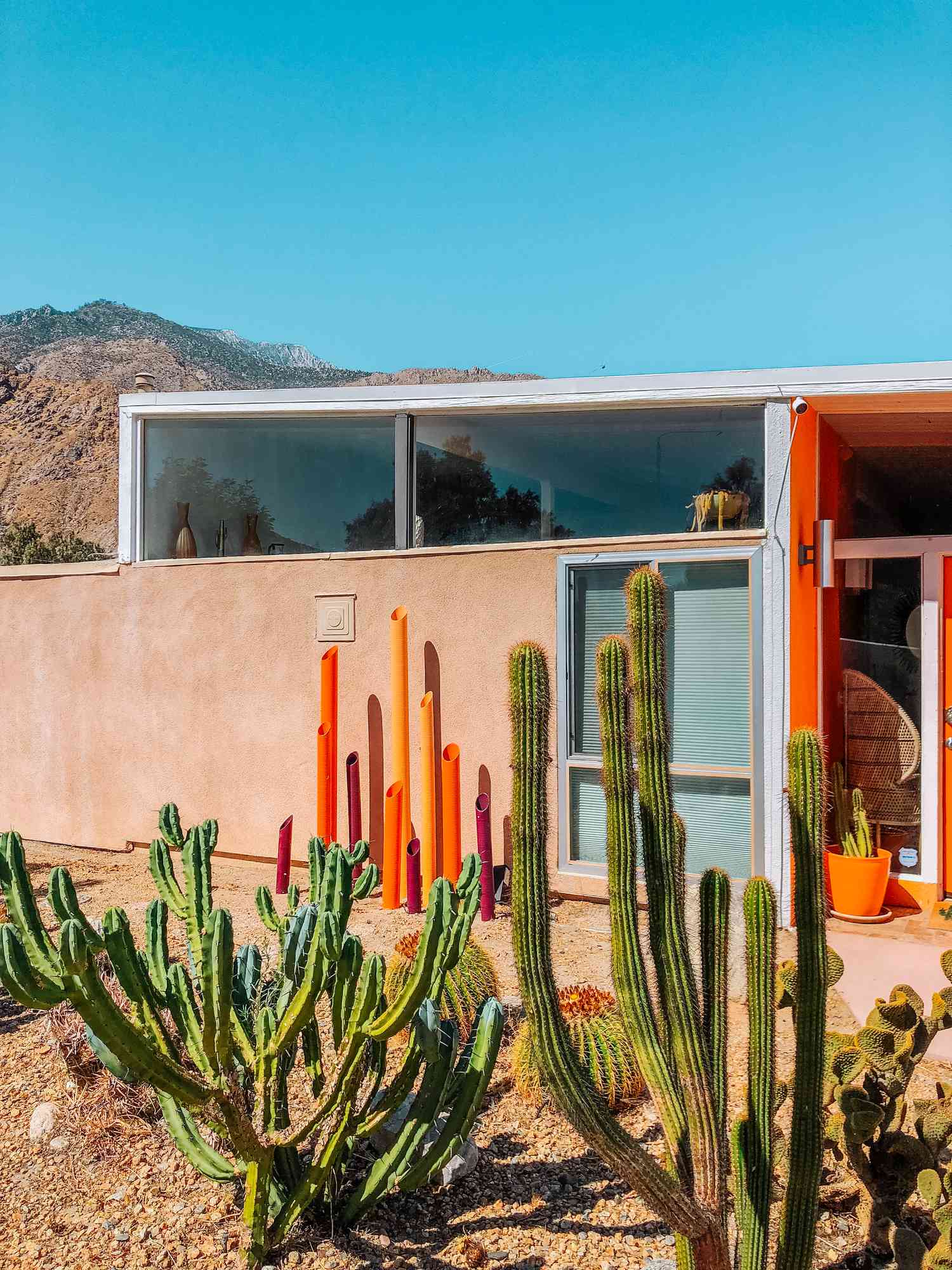 casa colorida de mediados de siglo en el desierto