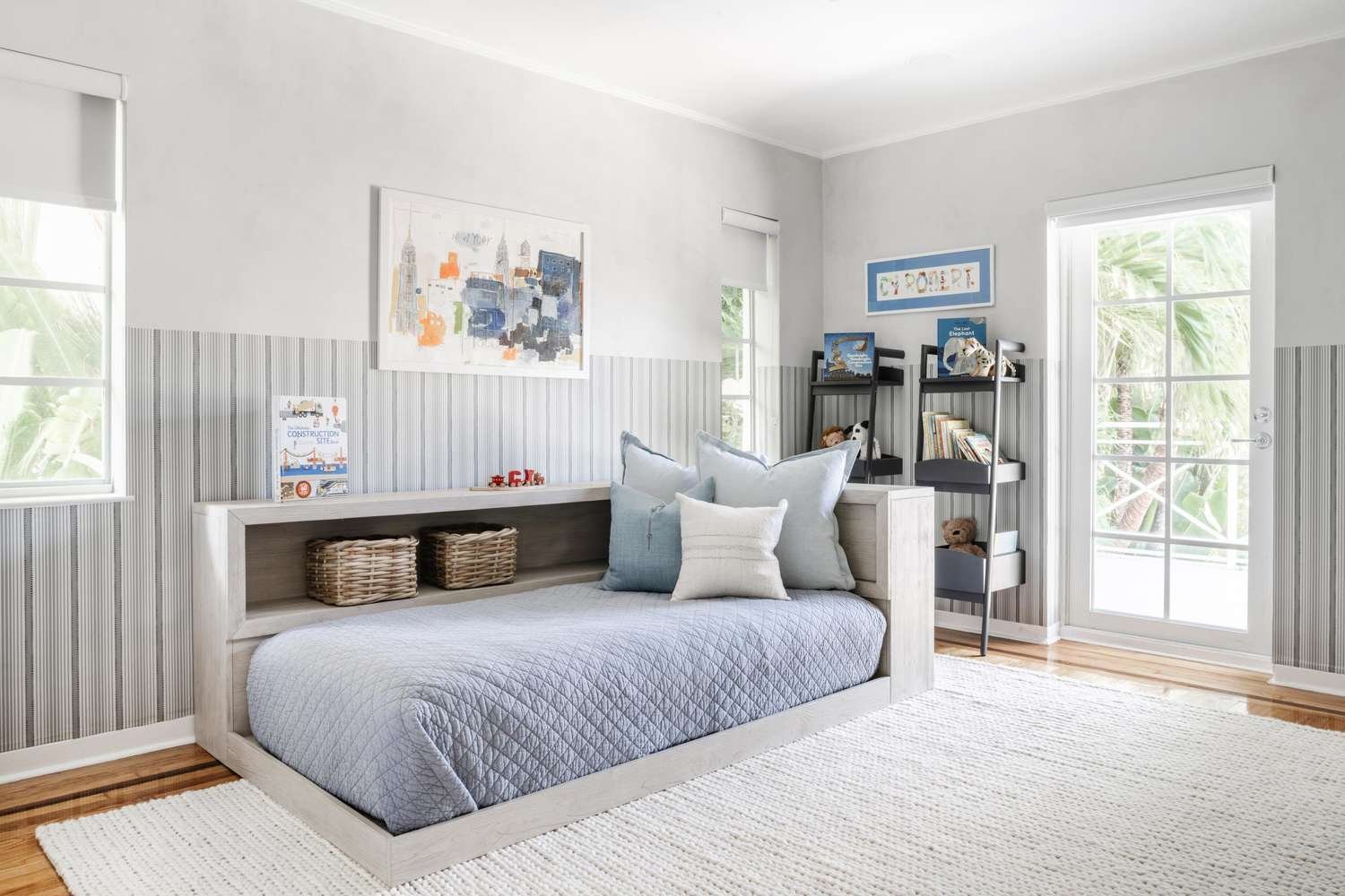 Dormitorio infantil con ropa de cama y acentos azul claro y paredes gris claro