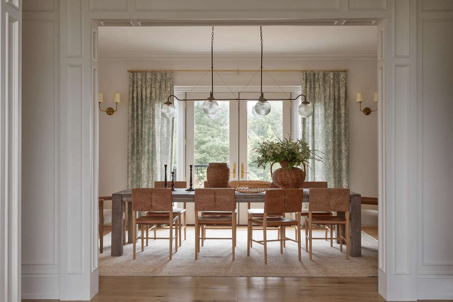 Comedor blanco con sutiles cortinas verdes.