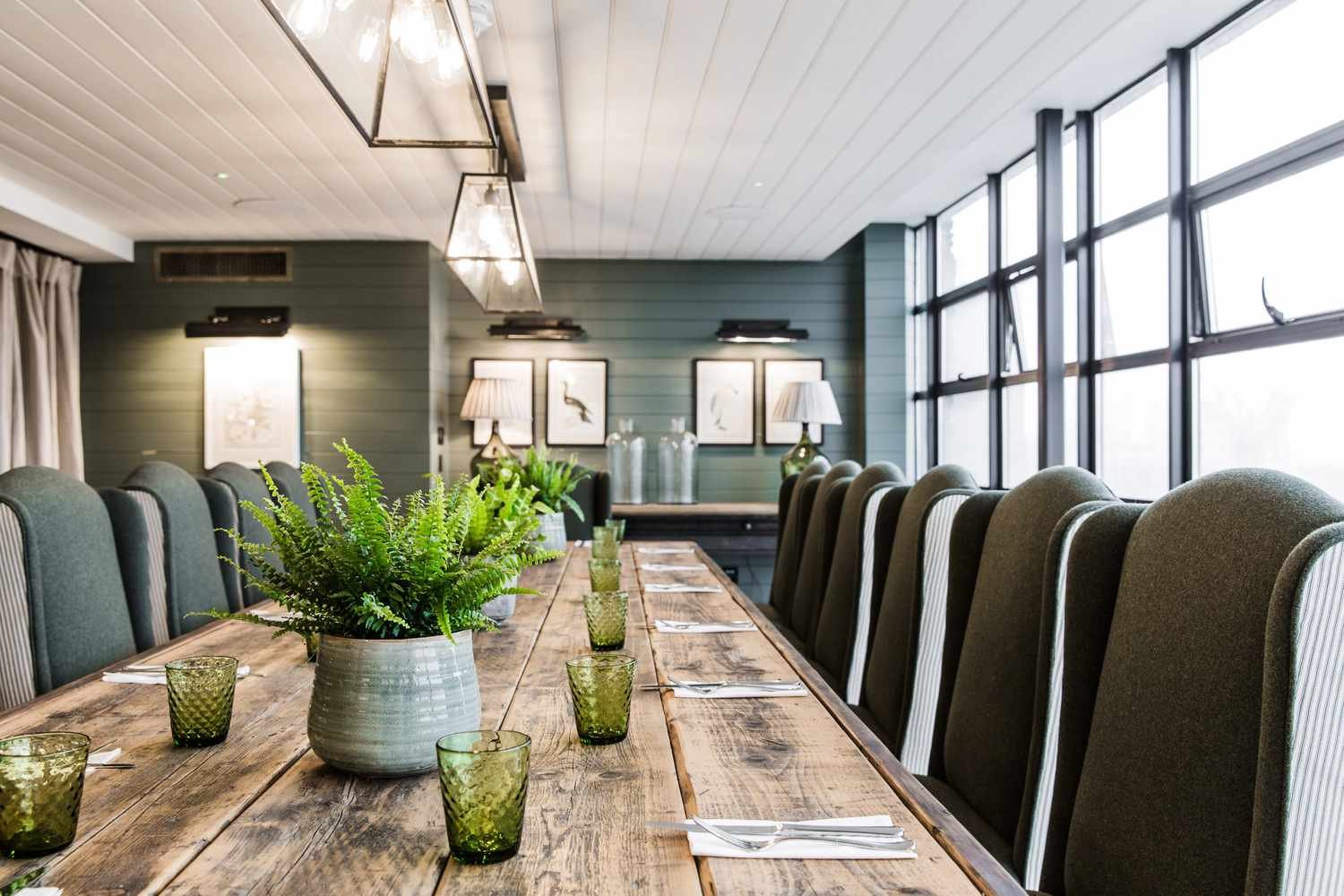 Comedor con shiplap verde.