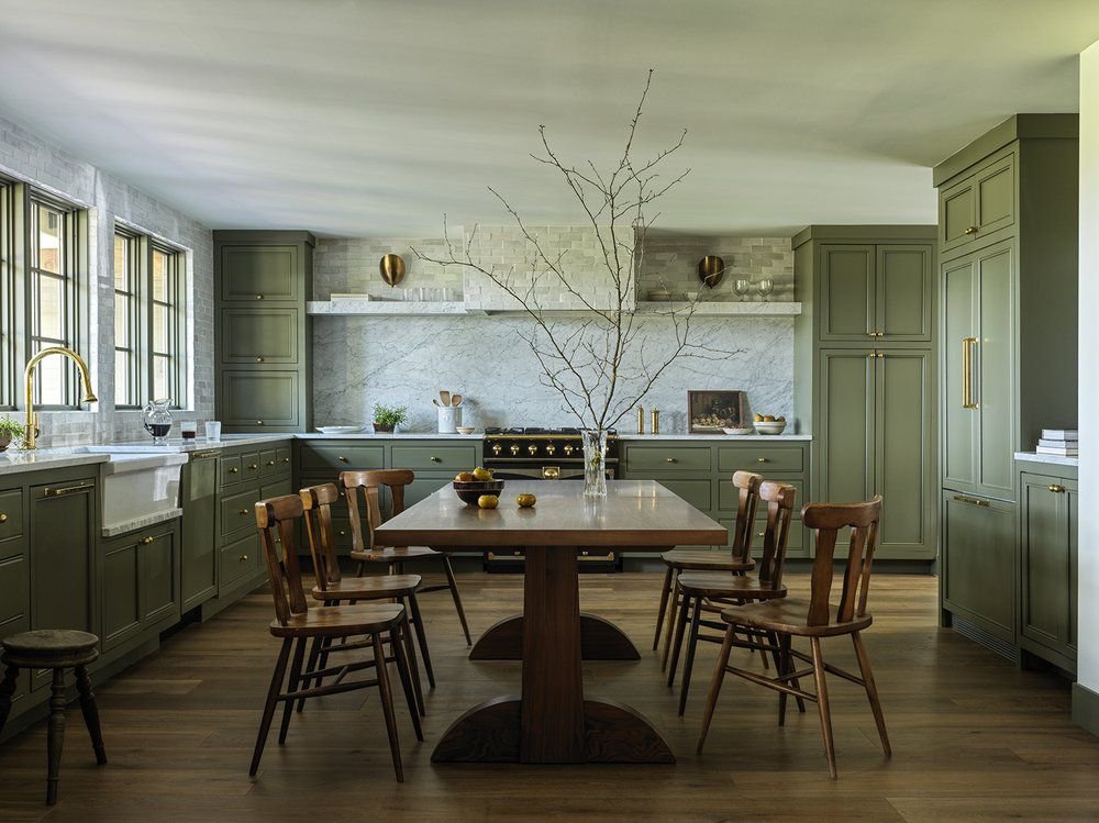 Comedor verde con pintura de pared atrevida.