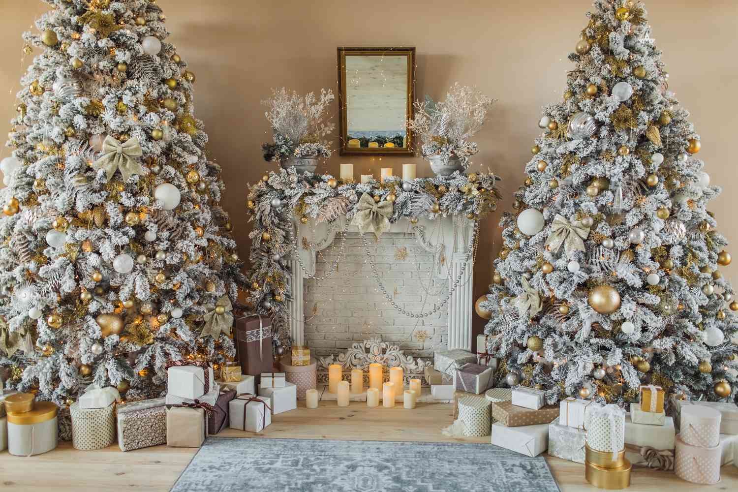 dos arboles de navidad con un monton de regalos y un manto exagerado