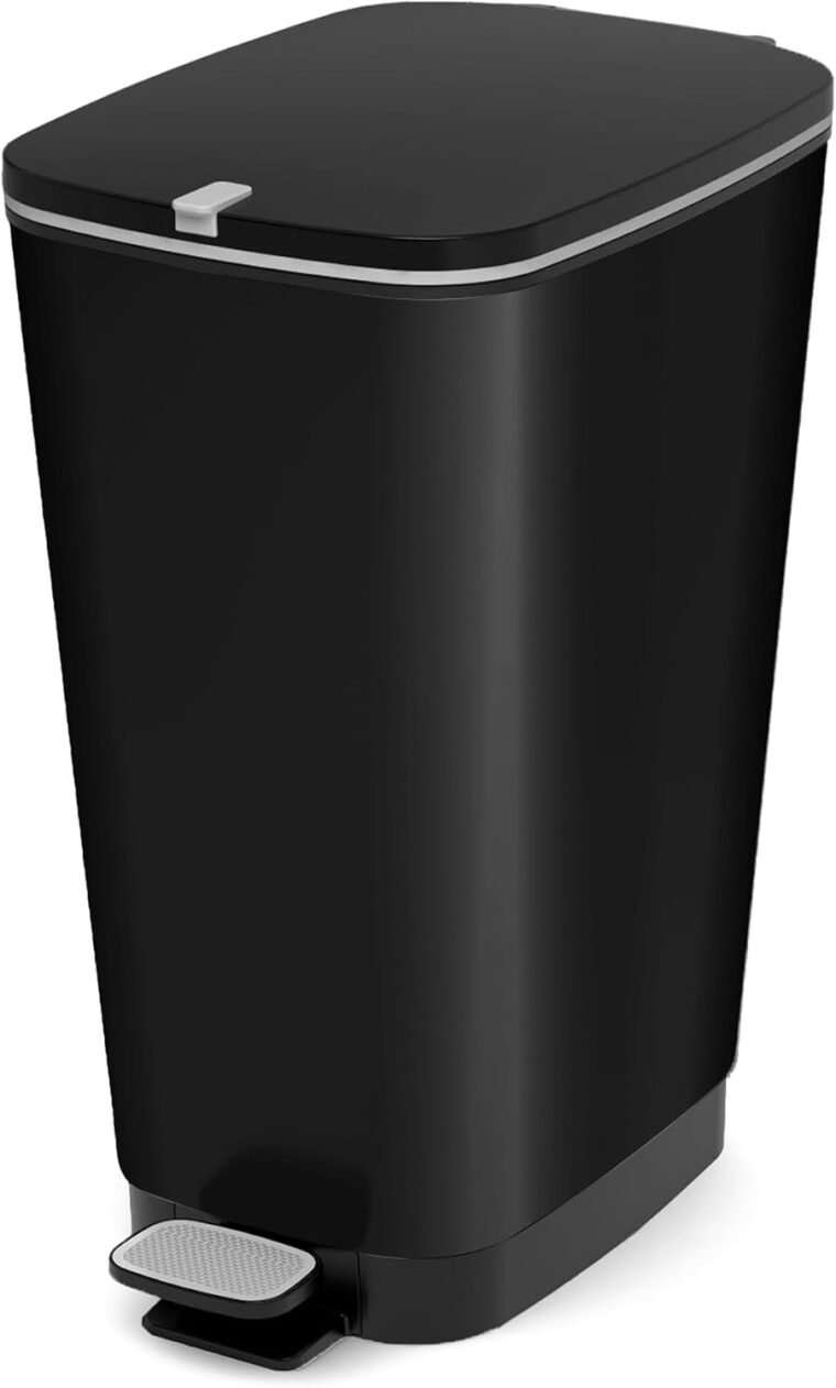 Curver - Cubo de basura Chic Bin con pedal antideslizante 50L, 44,5x 29x 60,5cm, color negro, tapa y aro para bolsa