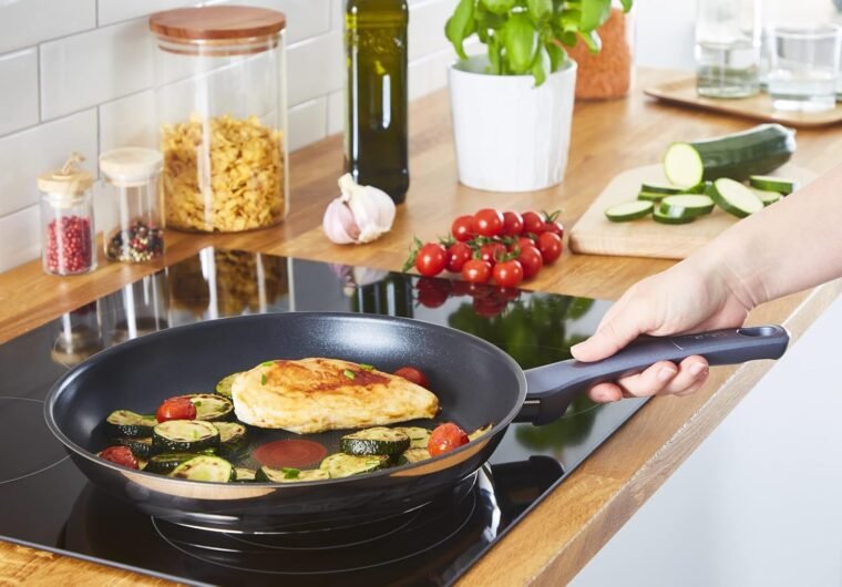 Tefal Daily Cook - Sartén baja de 28 cm con revestimiento resistente, duradero y seguro, Thermo-Signal, mango ergonómico antiquemaduras, apta para todo tipo de cocinas - Imagen 9